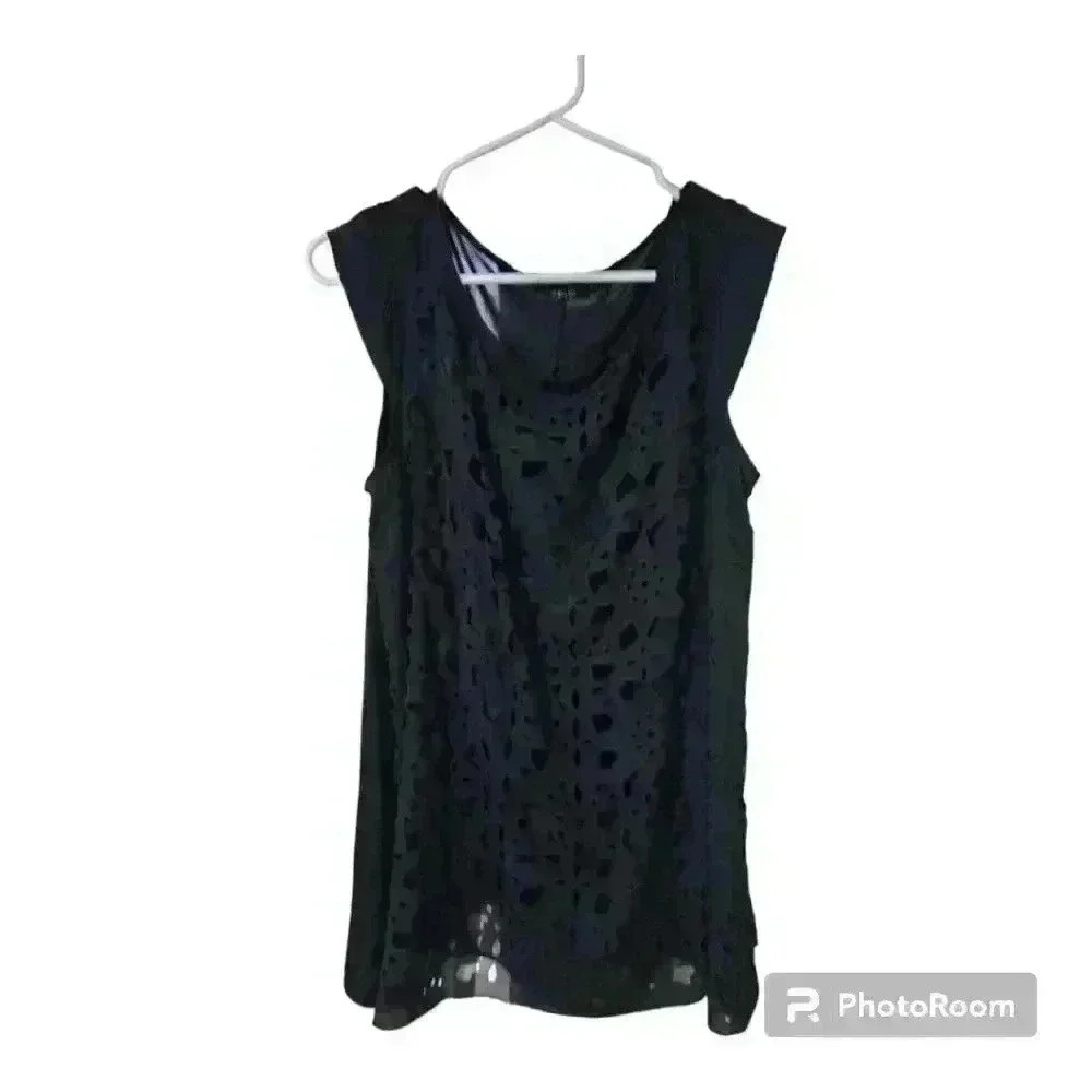 Womens apt. 9 cut out front blouse!
